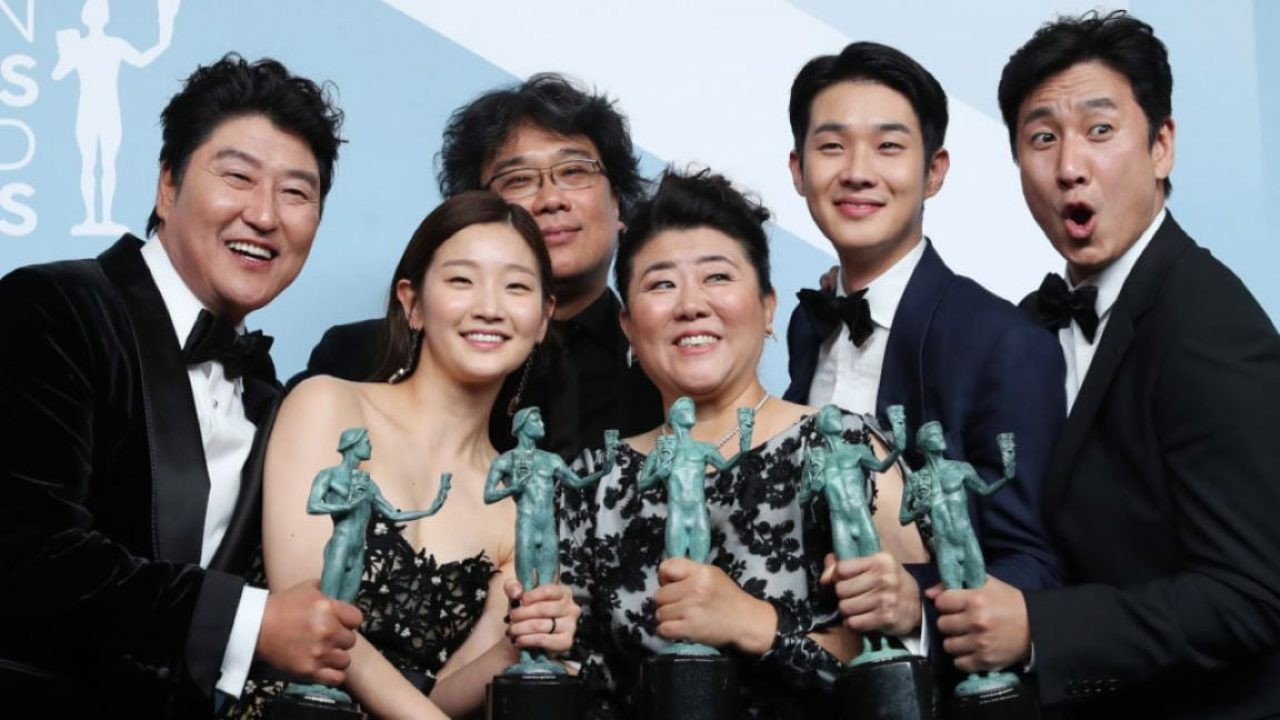韩国电影《寄生上流》破天荒成为首部获得奥斯卡最佳电影的外语片，大大提高了外语片的地位，让美国观众有更多的选择。